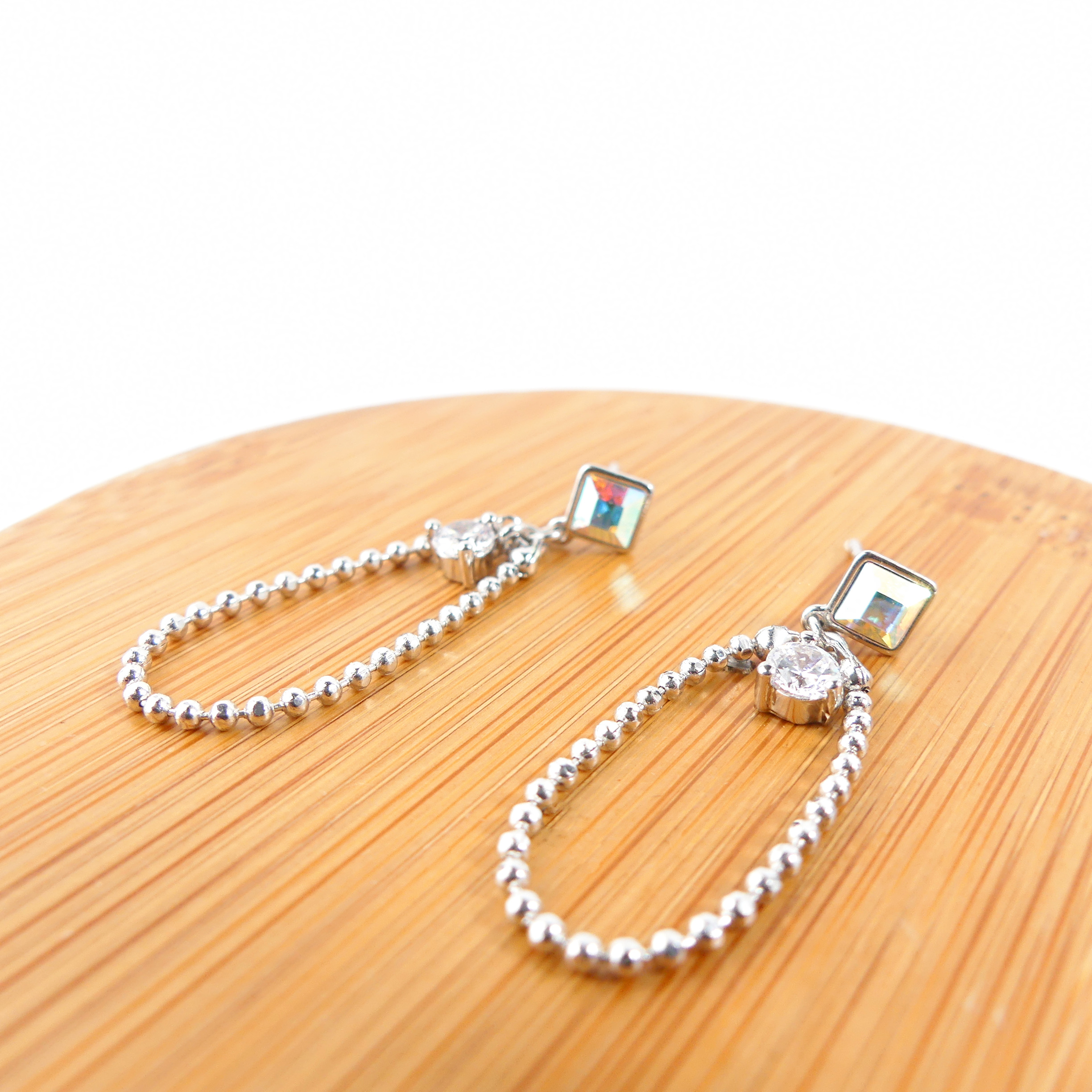 Boucle d'oreille petit carré blanc reflet