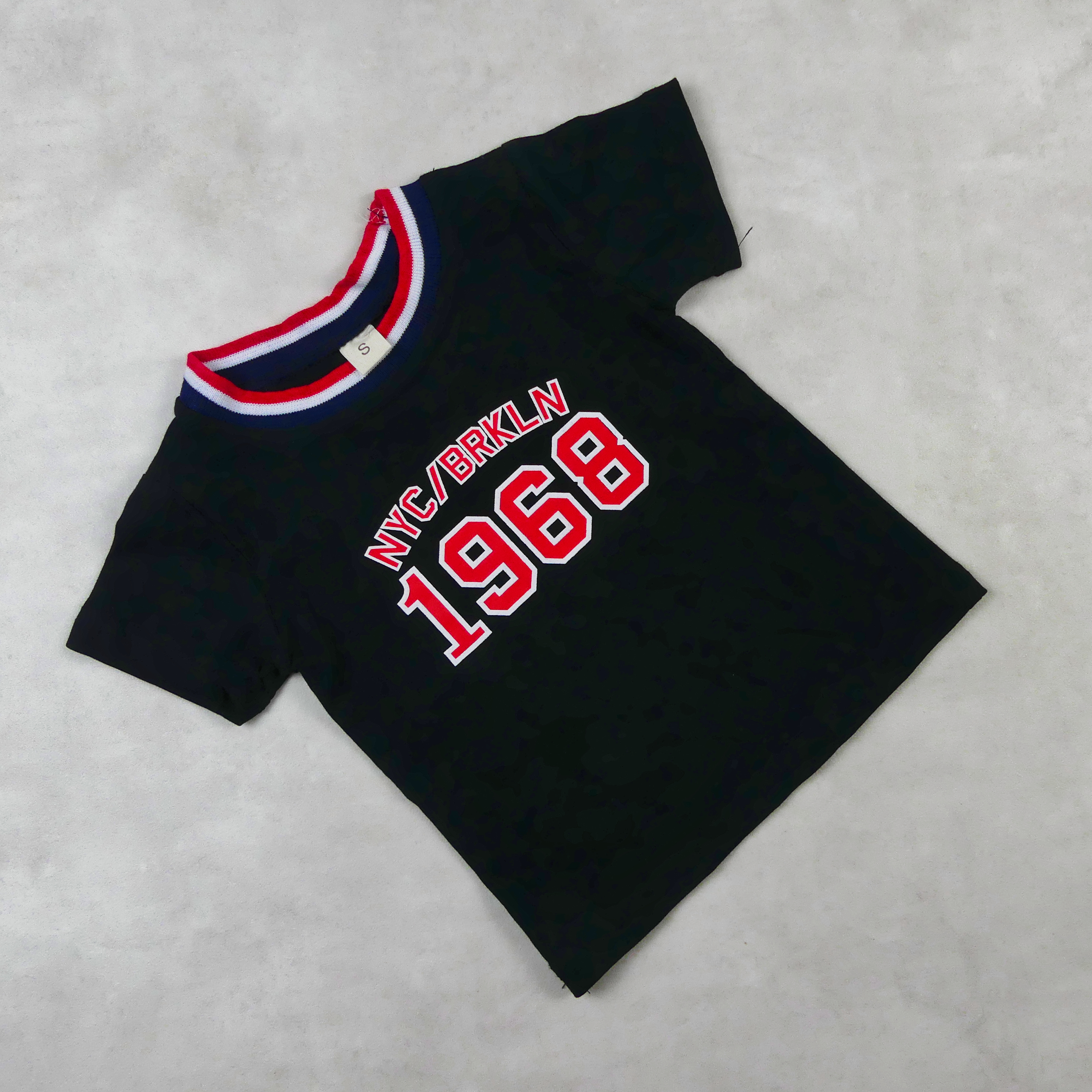 ENSEMBLE TRICOT NOIR MOTIF NYC/BRKLN 1968 AVEC SHORT MILITAIRE 