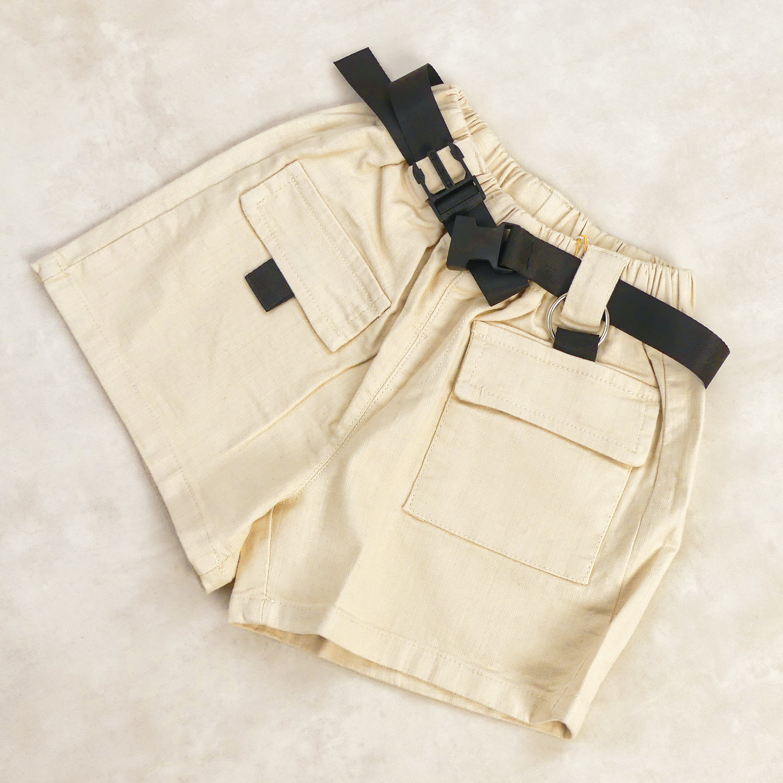 SHORT BEIGE AVEC CEINTURE NOIR 