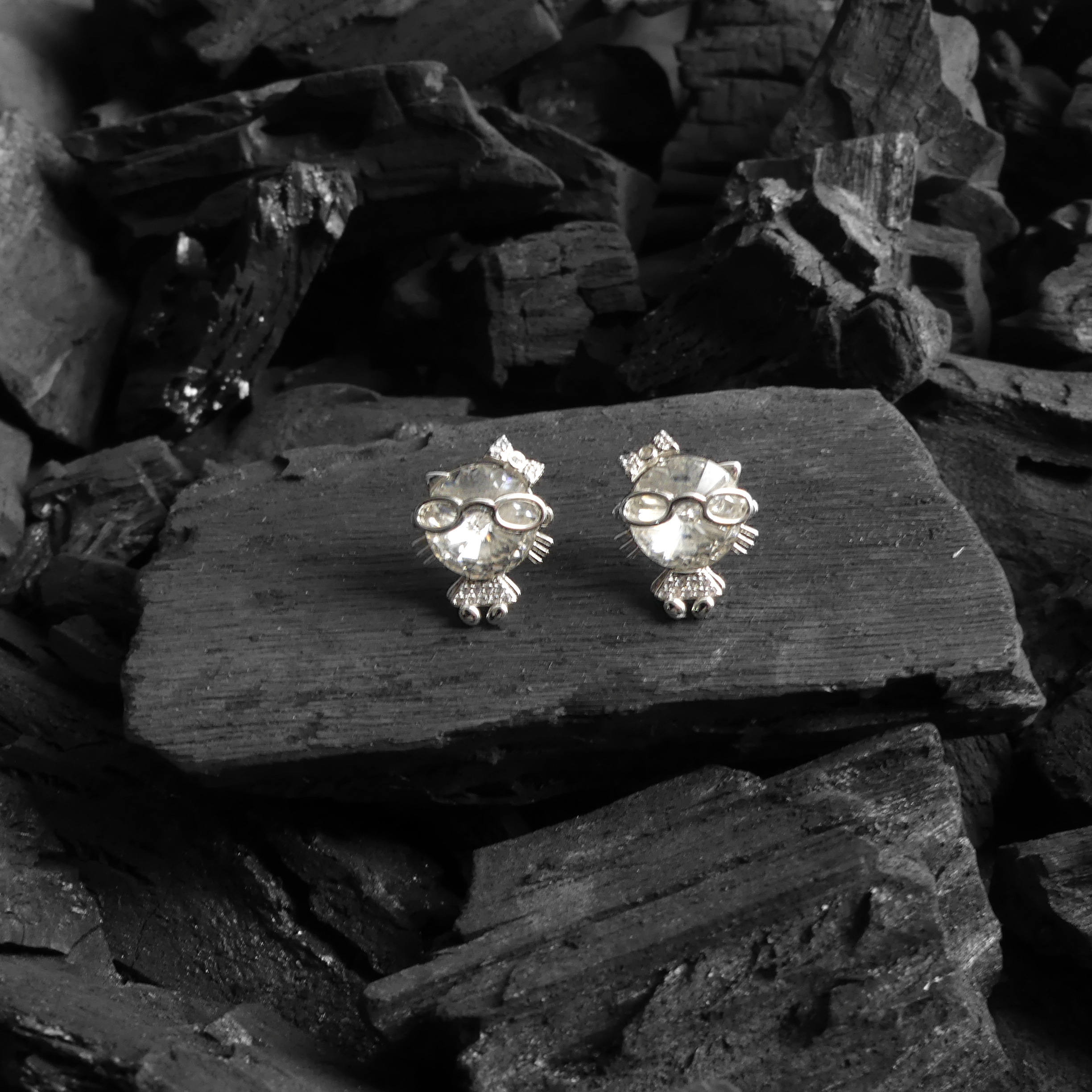 boucle d'oreille chat blanc