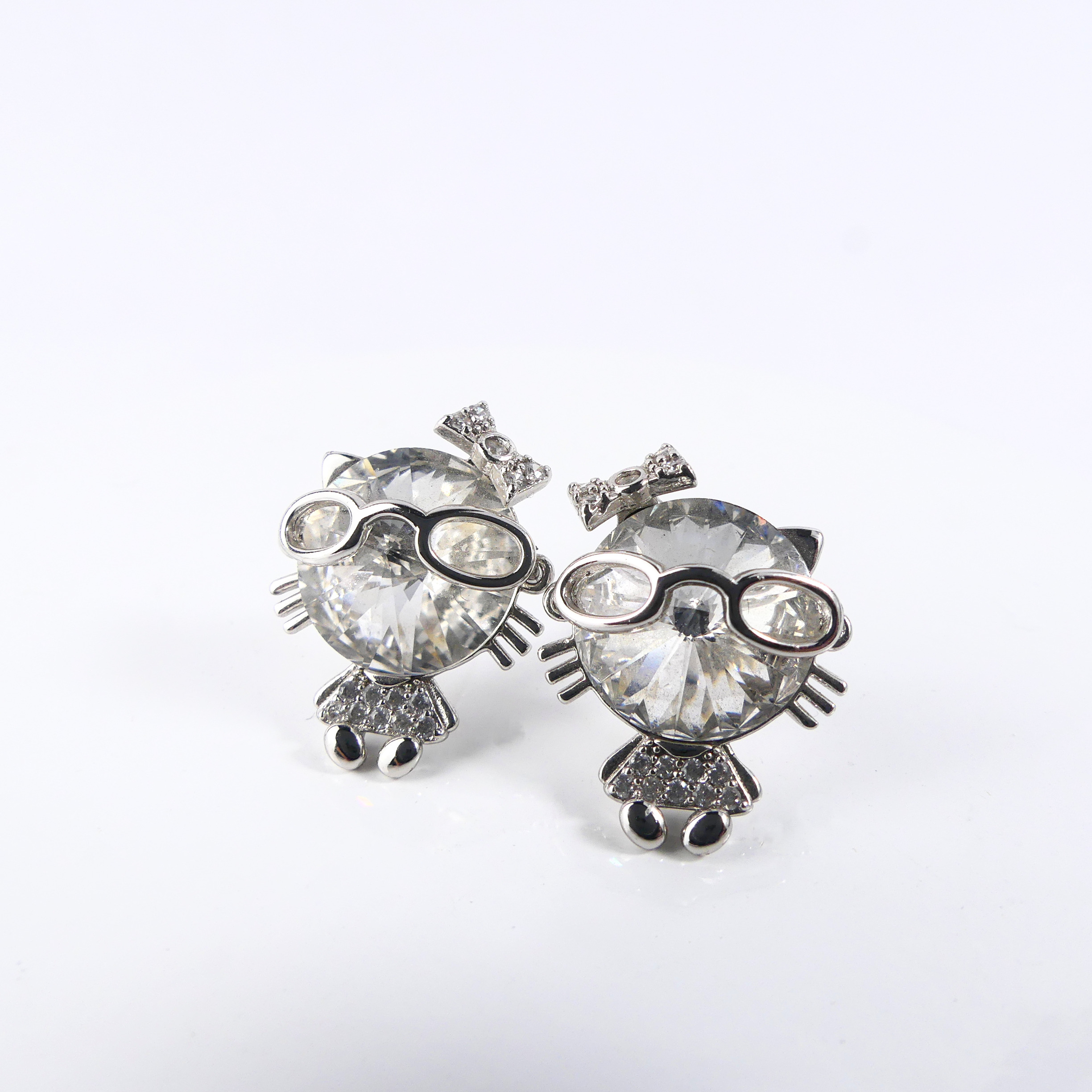 boucle d'oreille chat blanc