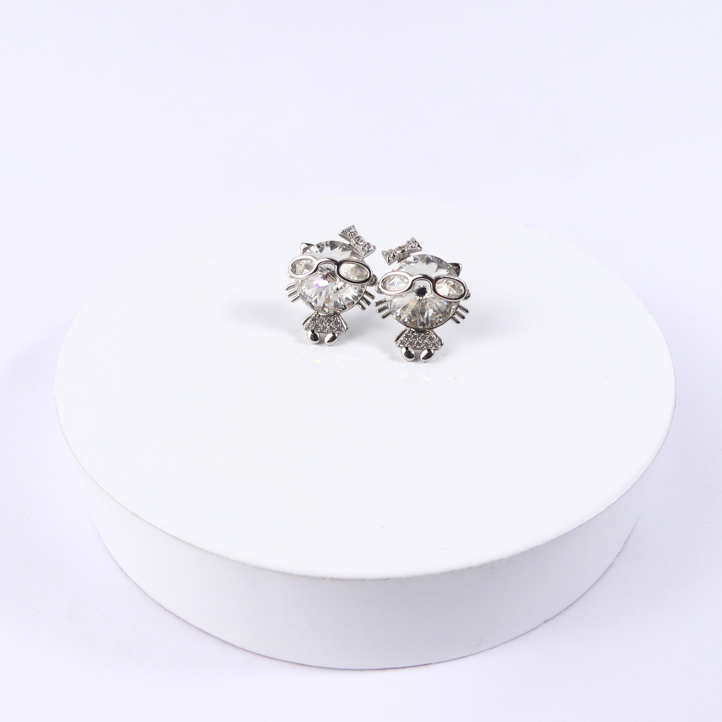 boucle d'oreille chat blanc