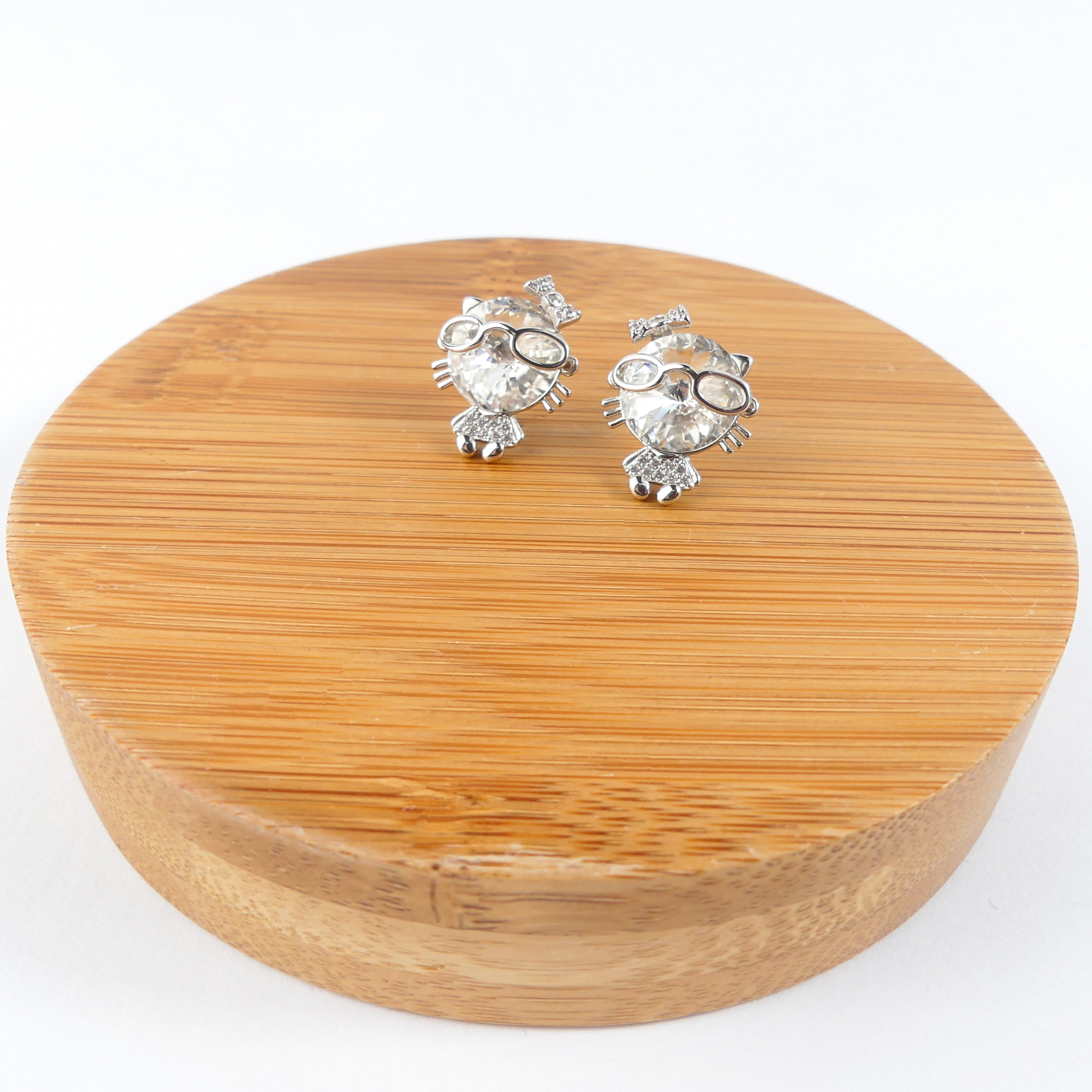 boucle d'oreille chat blanc