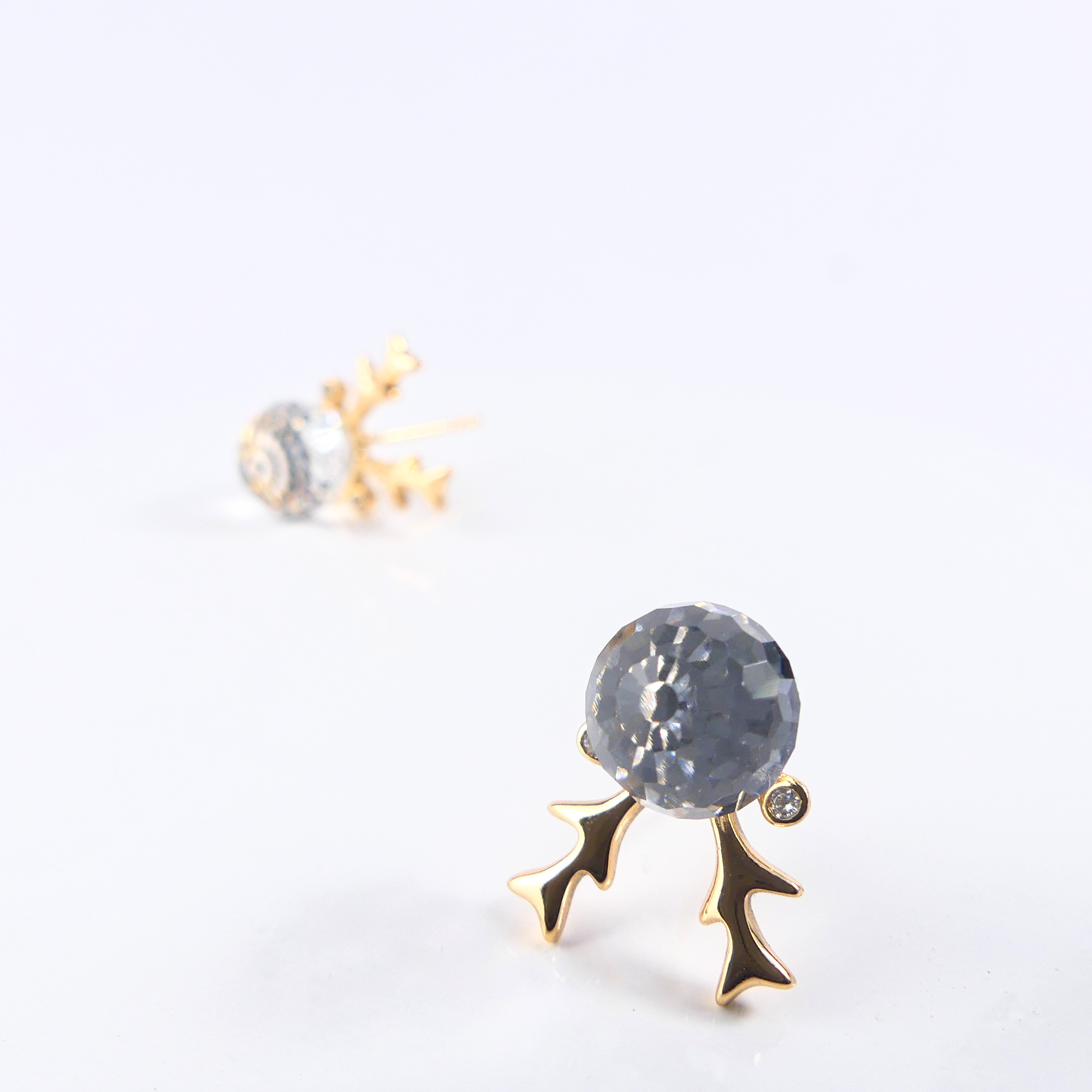 boucle d'oreille gazelle boule reflet blanc 