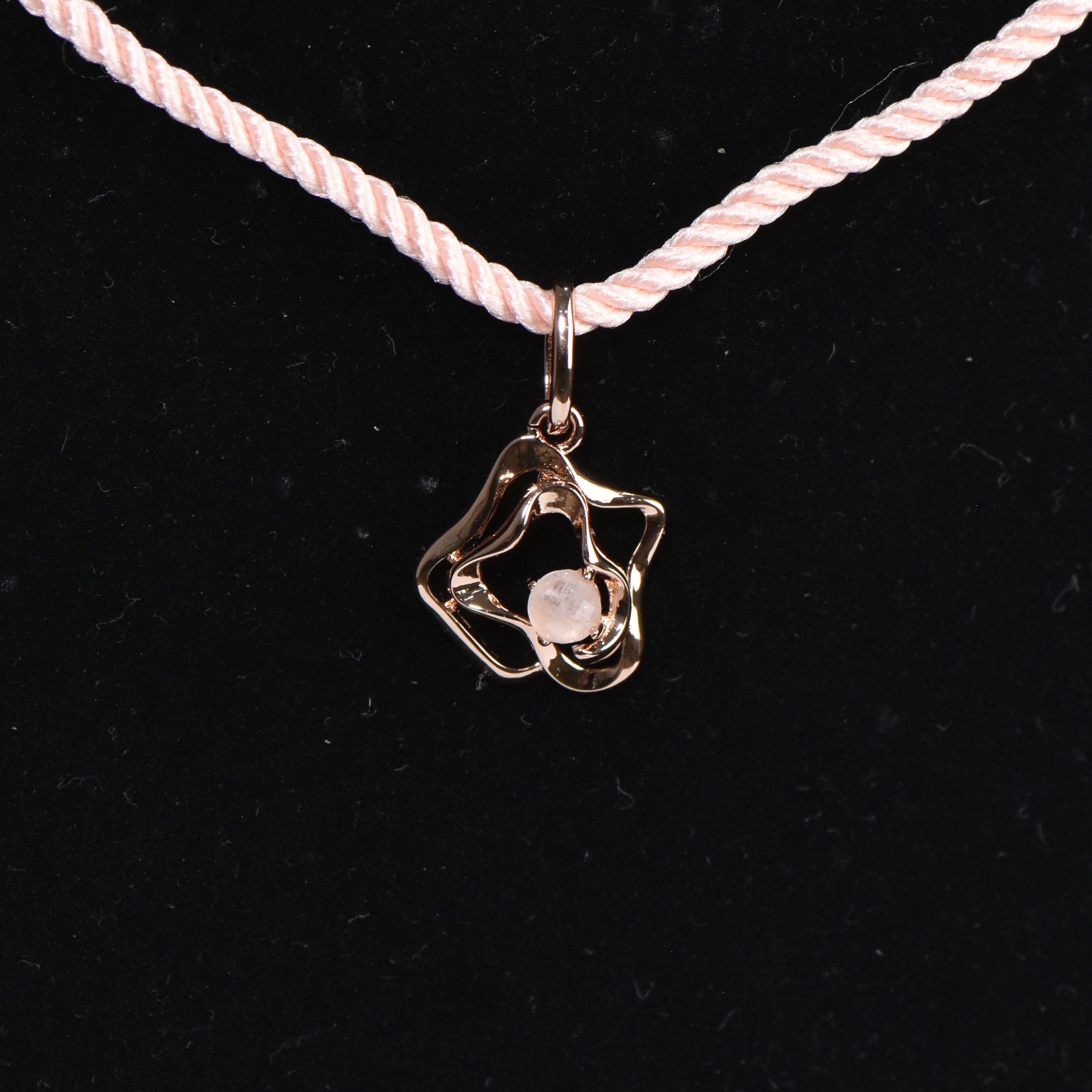FLOWERY DELICATE CORD NECKLACE