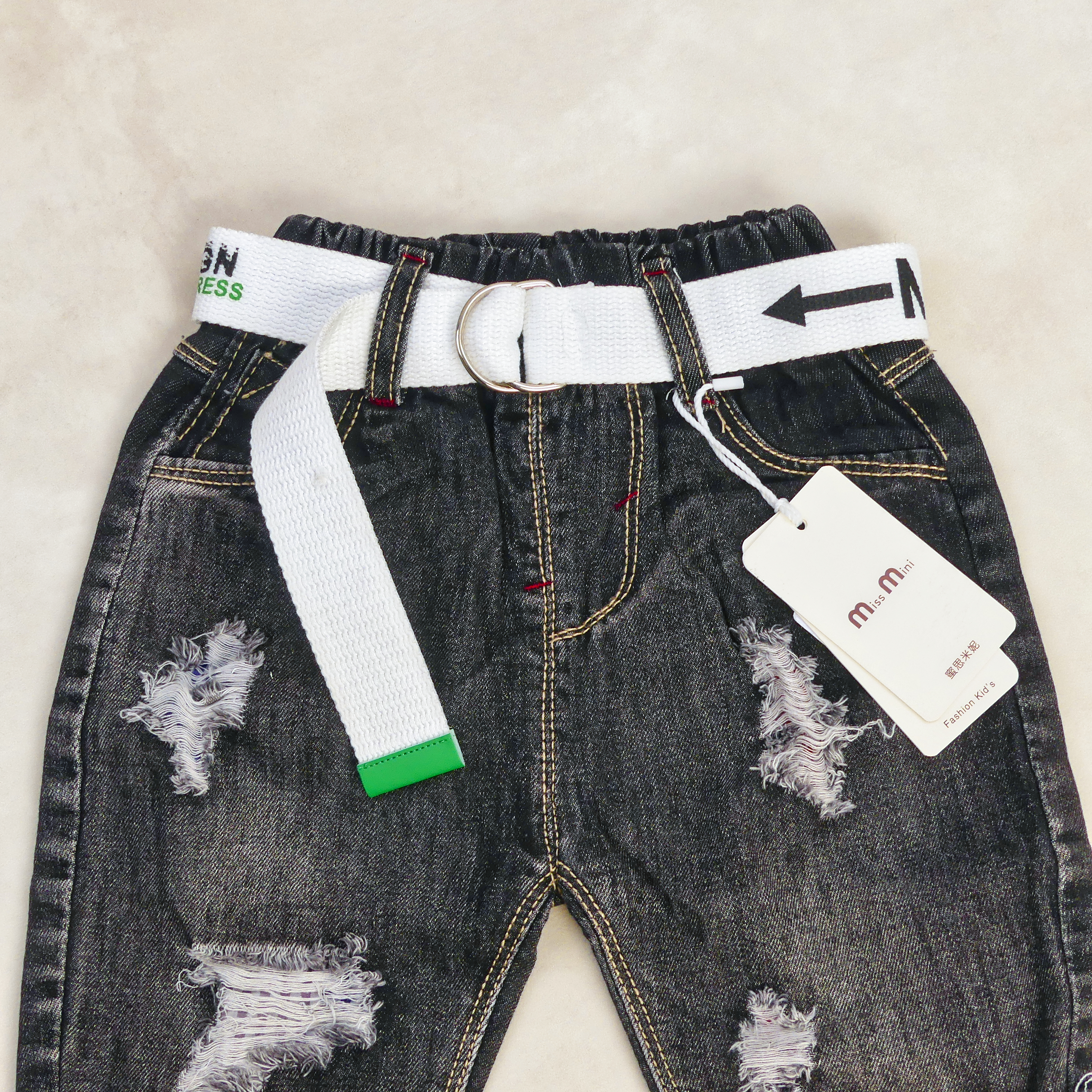 Pantacourt Jeans noir  avec Bordure a carreau Bleu et rouge