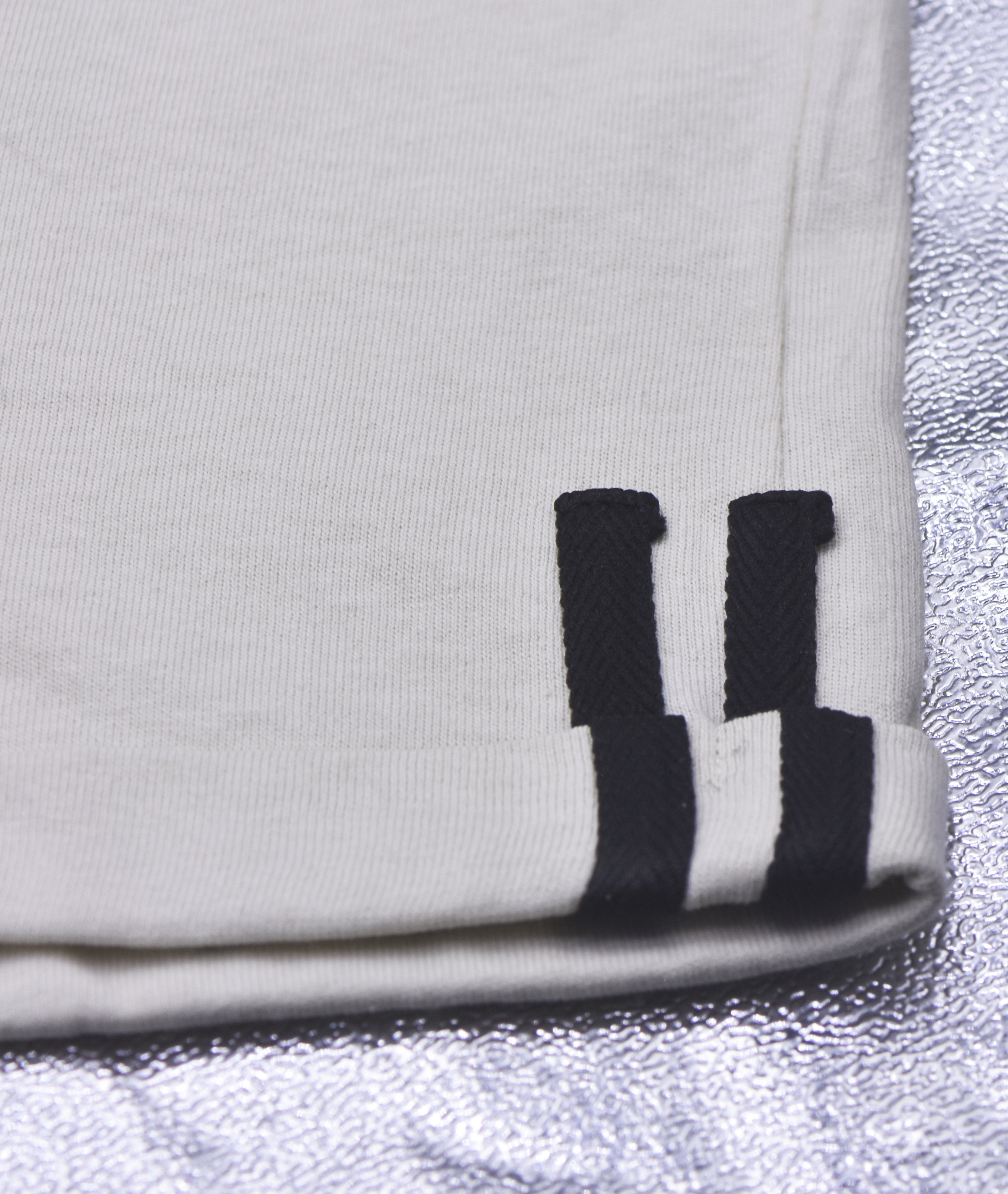 SHORT BEIGE POUR GARCON AVEC 2 BANDES NOIR