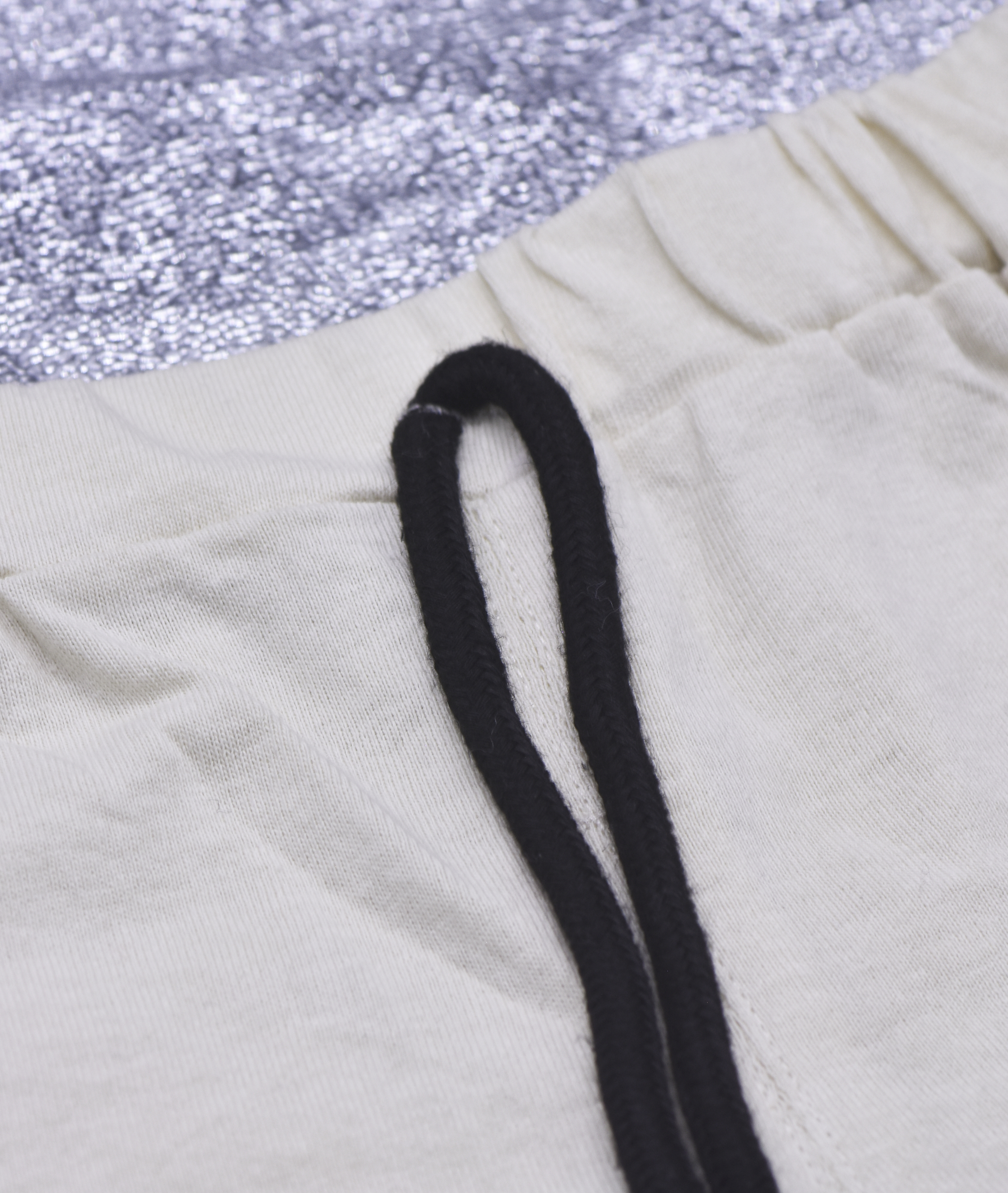 SHORT BEIGE POUR GARCON AVEC 2 BANDES NOIR