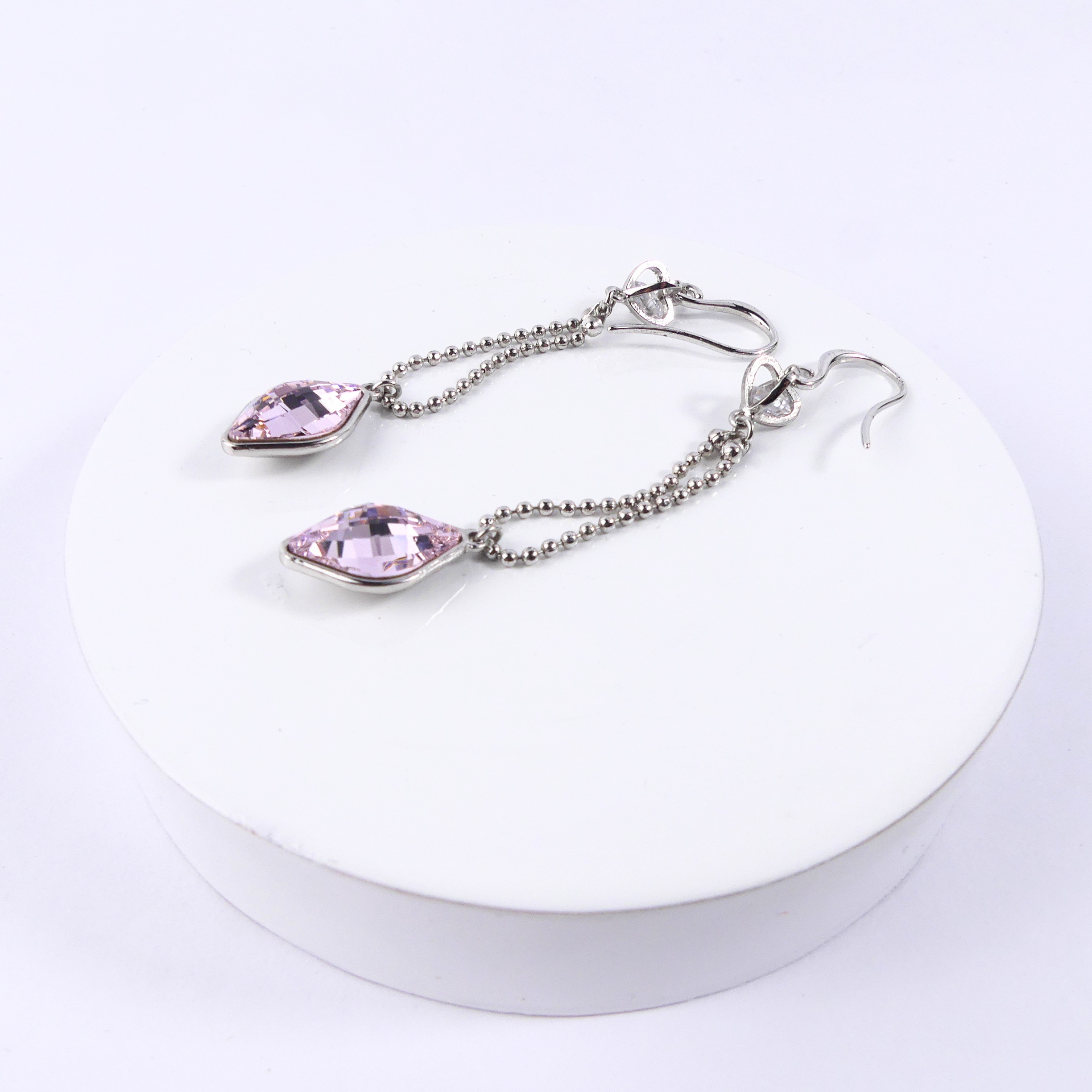 Boucles d'oreilles pendantes carré rose clair