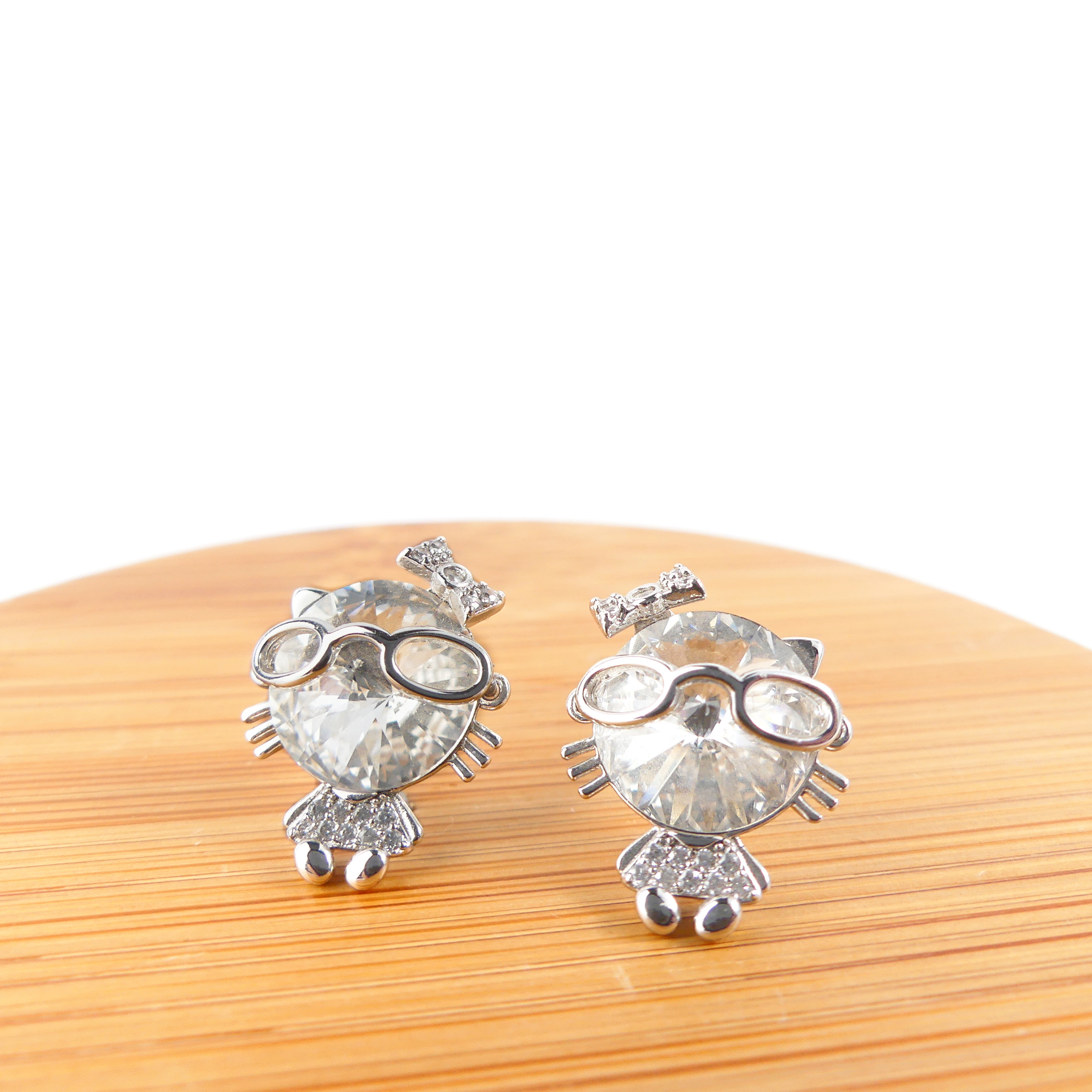 boucle d'oreille chat blanc