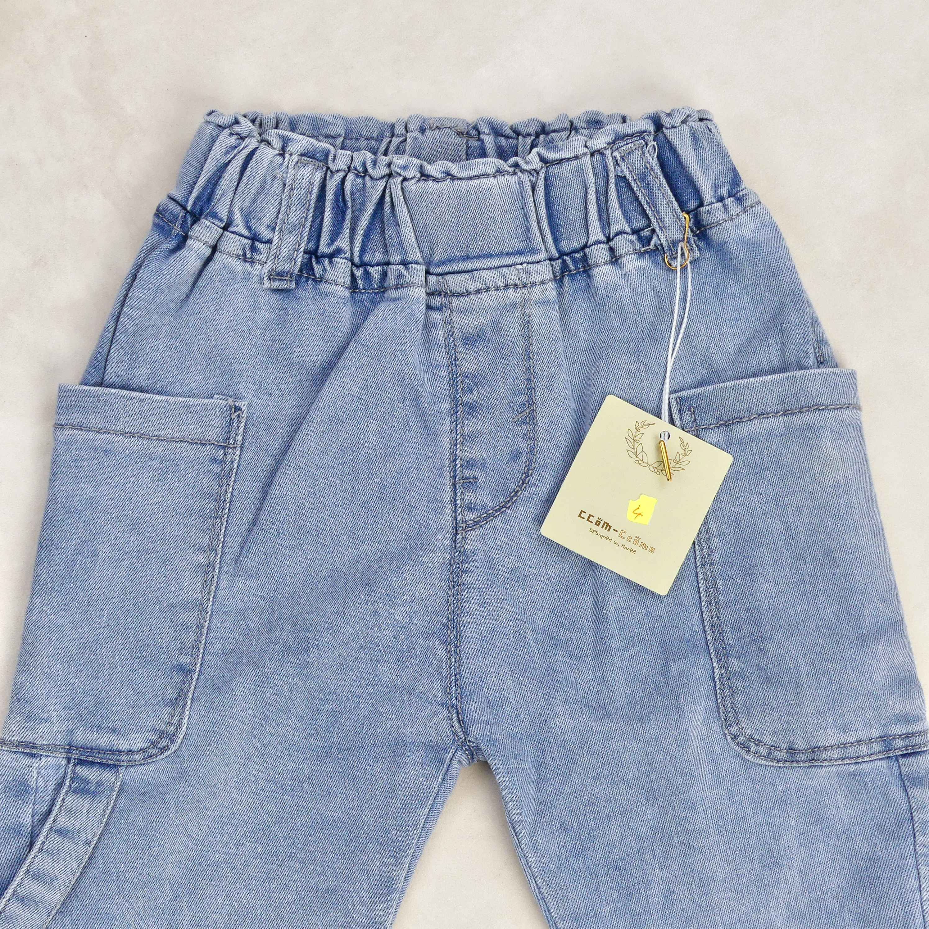 Pantalon jeans bleu avec les poches