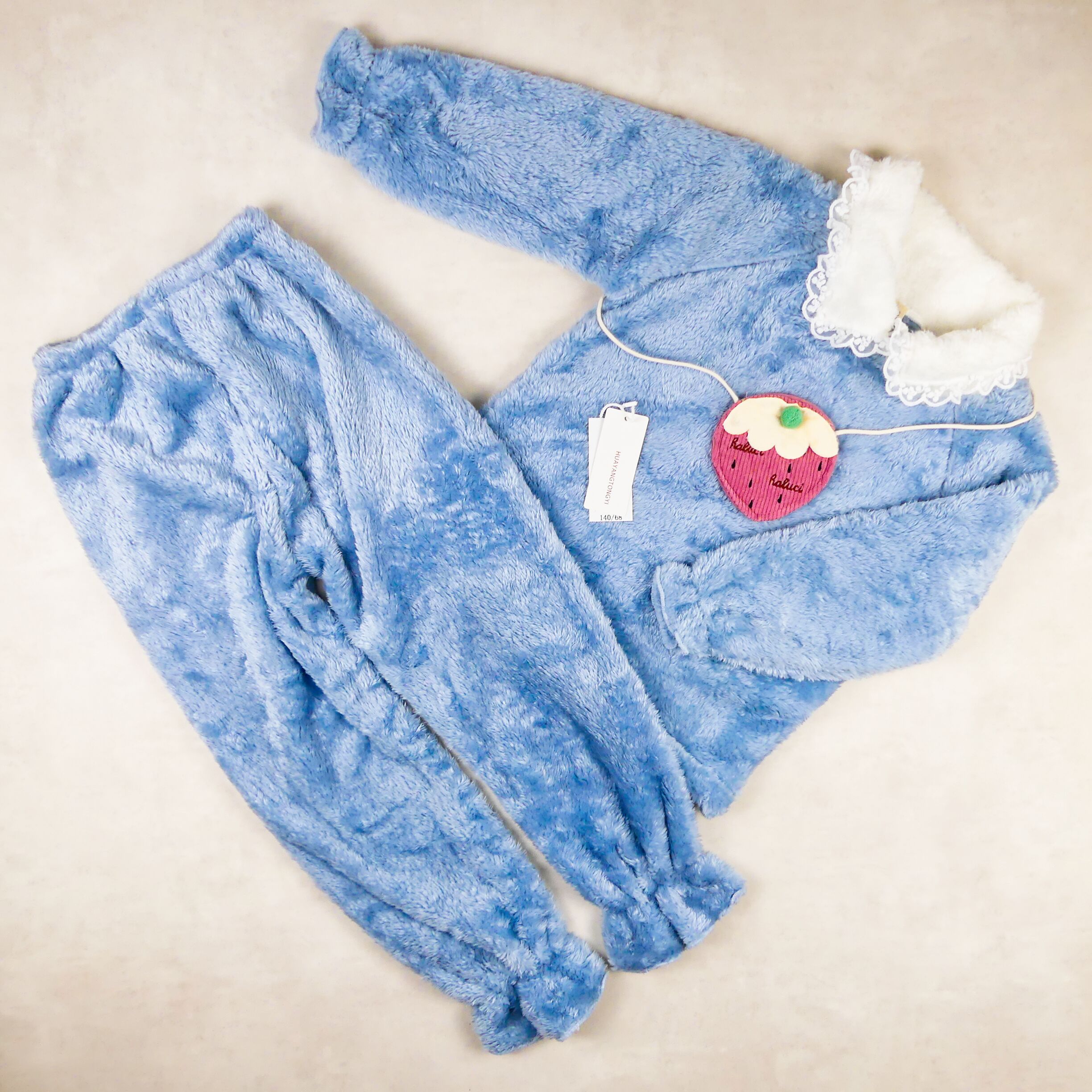 pyjama fourrure bleu -col blanc (SAC FRAISE ) 