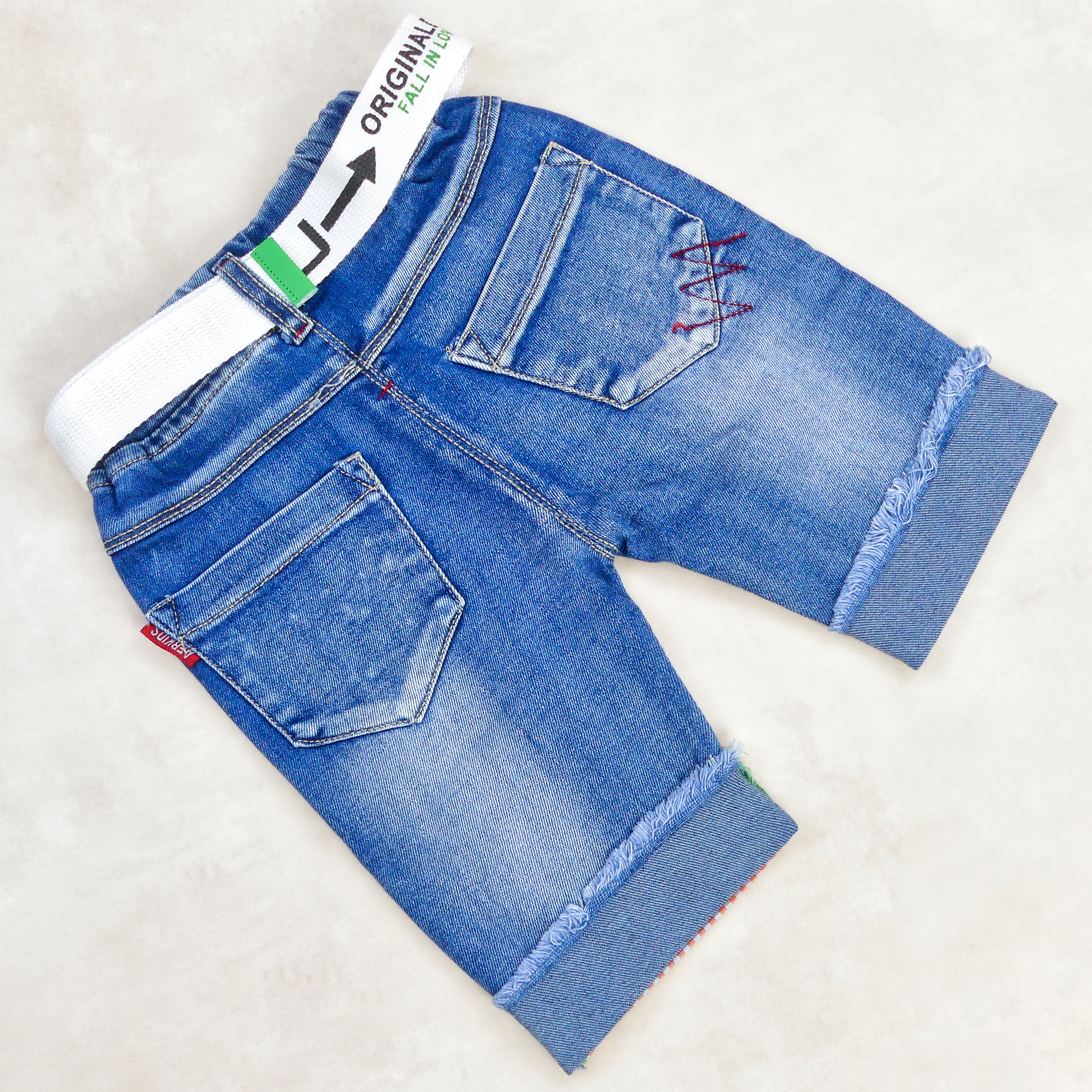 Pantacourt Jeans Bleu avec Bordure a carreau Bleu et rouge 