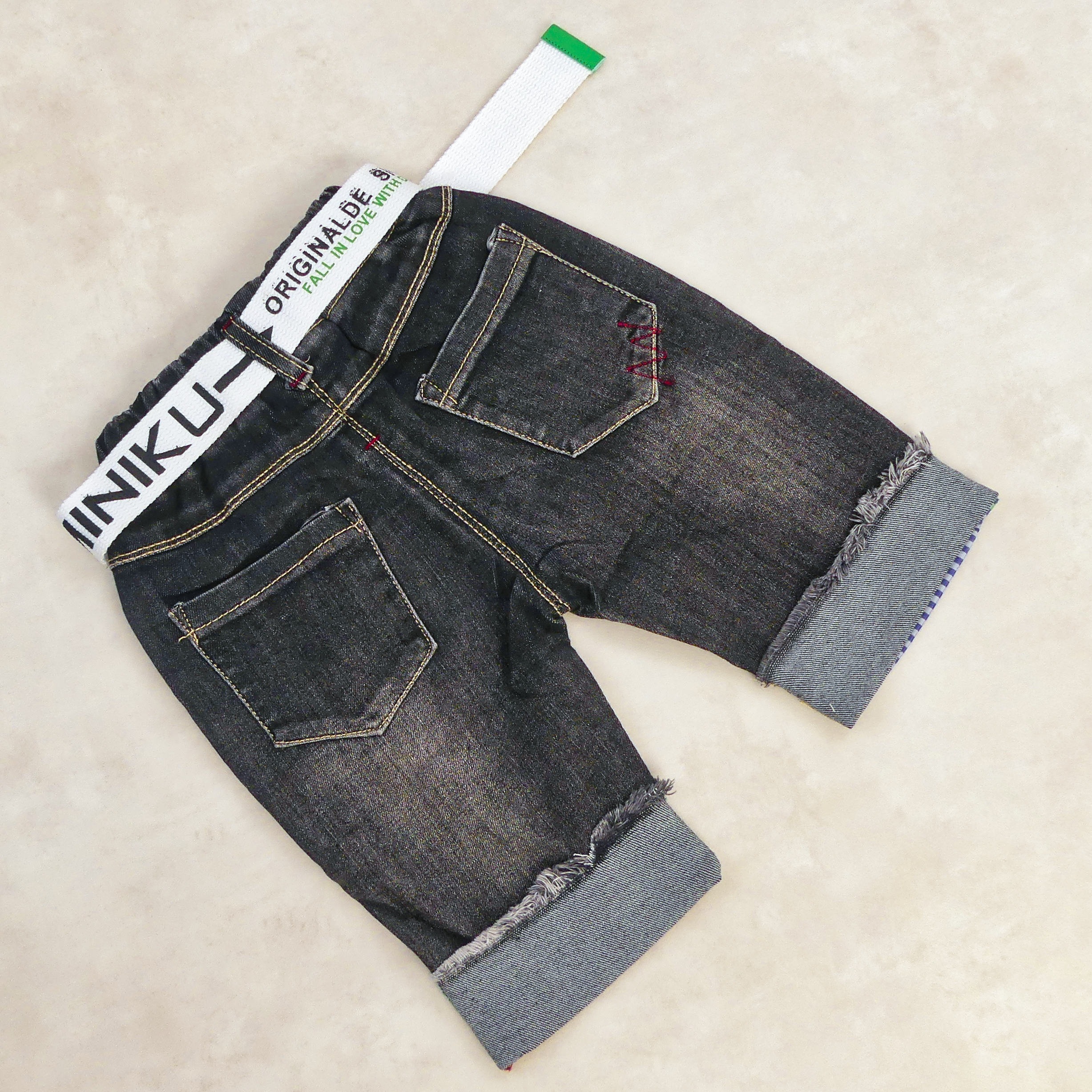 Pantacourt Jeans noir  avec Bordure a carreau Bleu et rouge