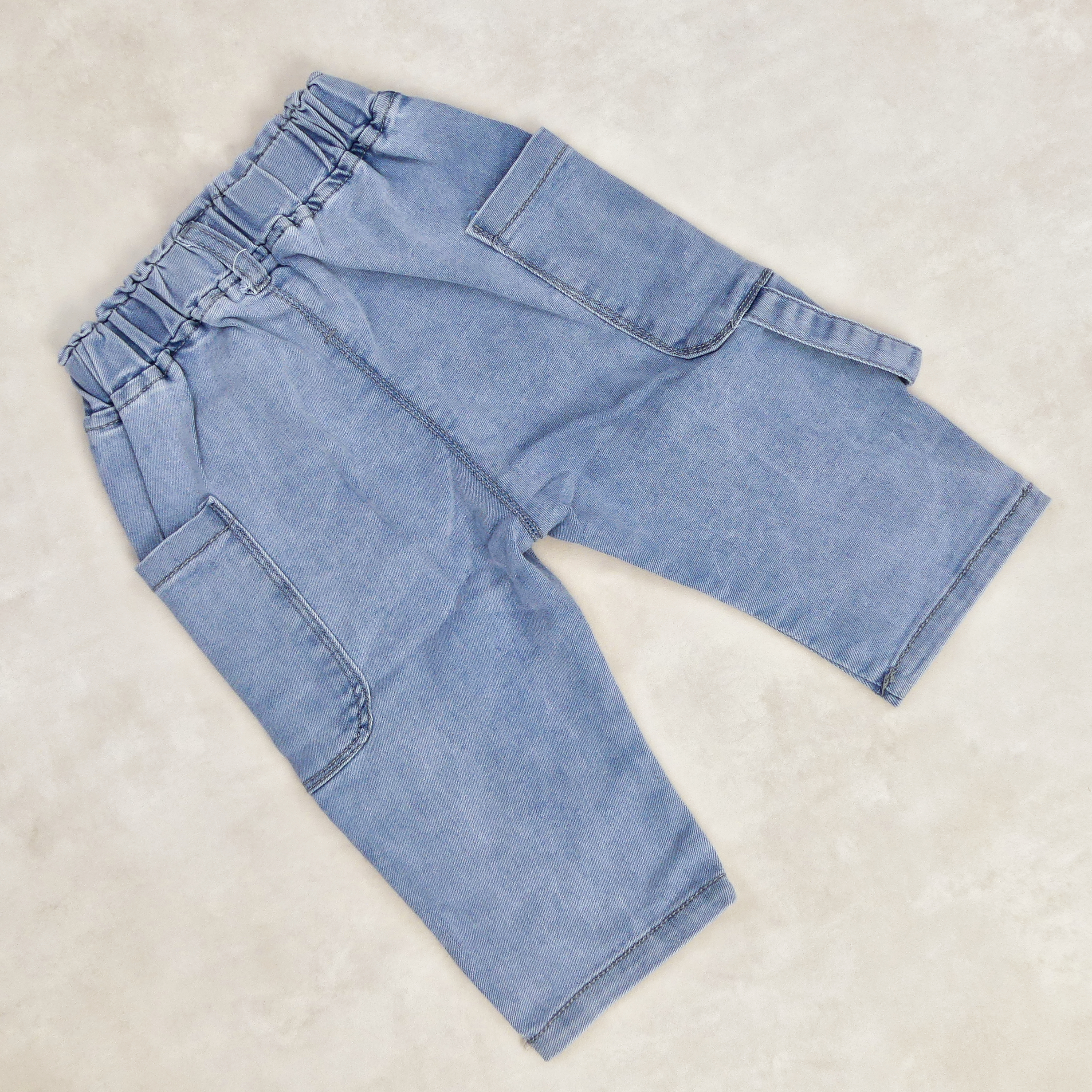 Pantalon jeans bleu avec les poches