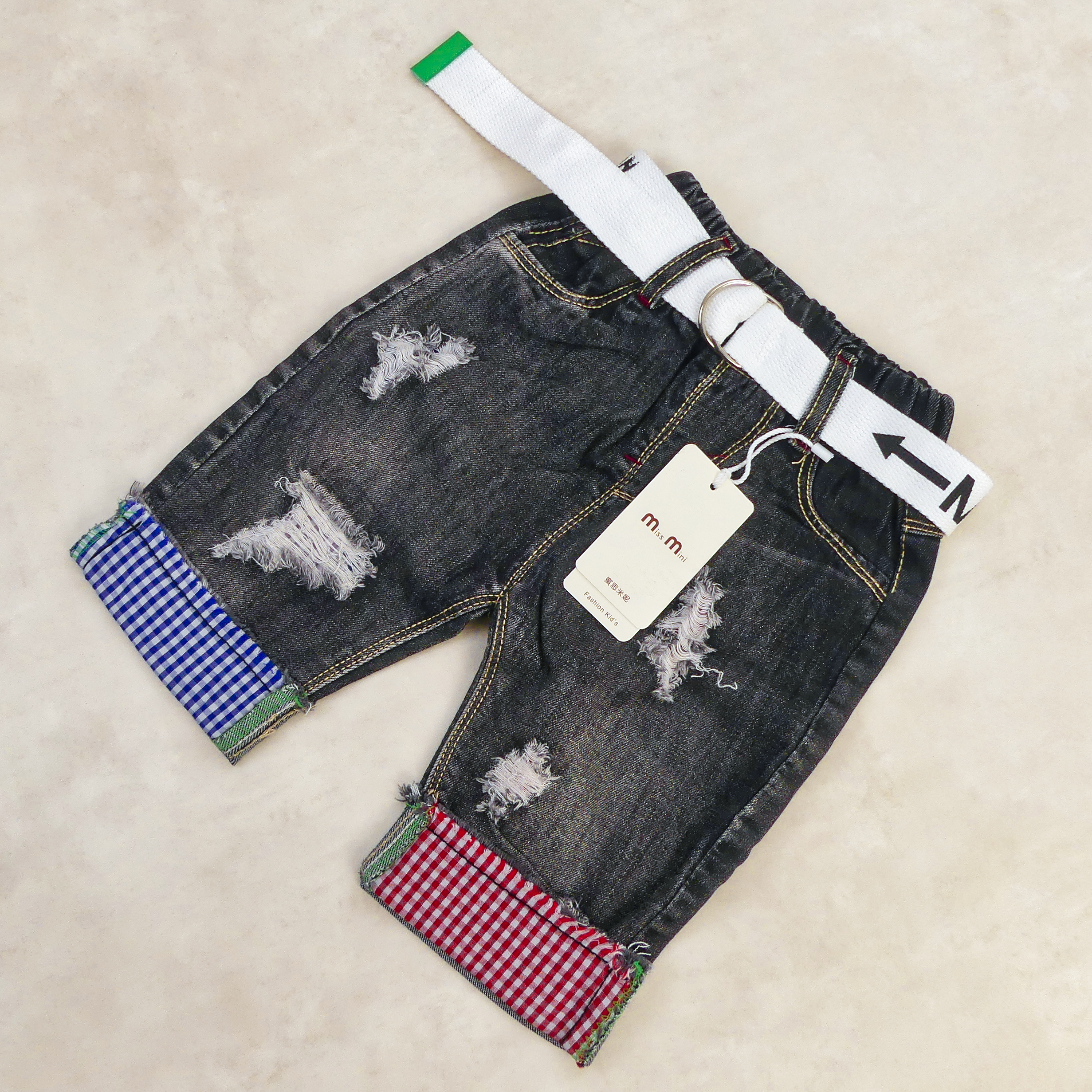 Pantacourt Jeans noir  avec Bordure a carreau Bleu et rouge