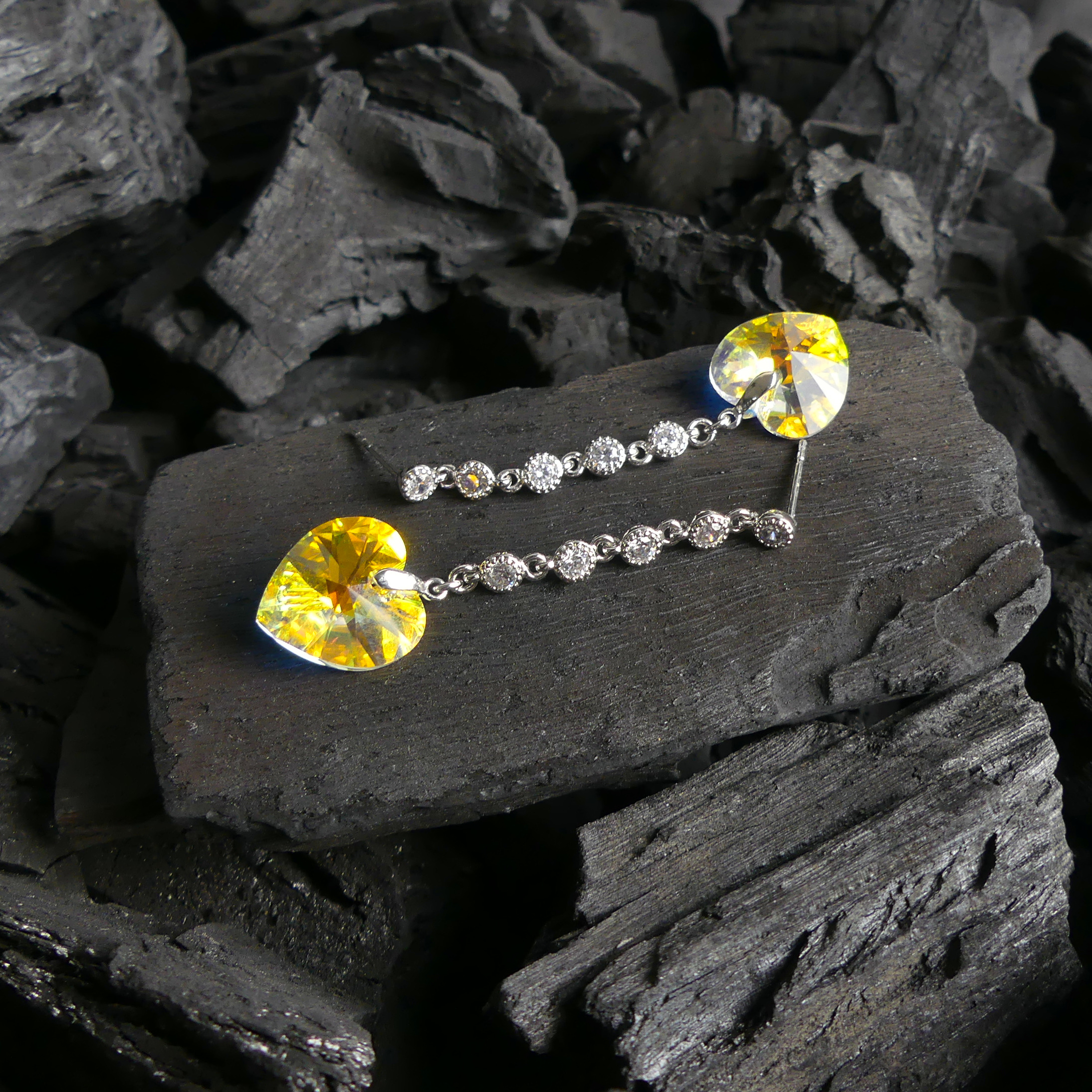 boucle d'oreille pendantes coeur  jaune reflé