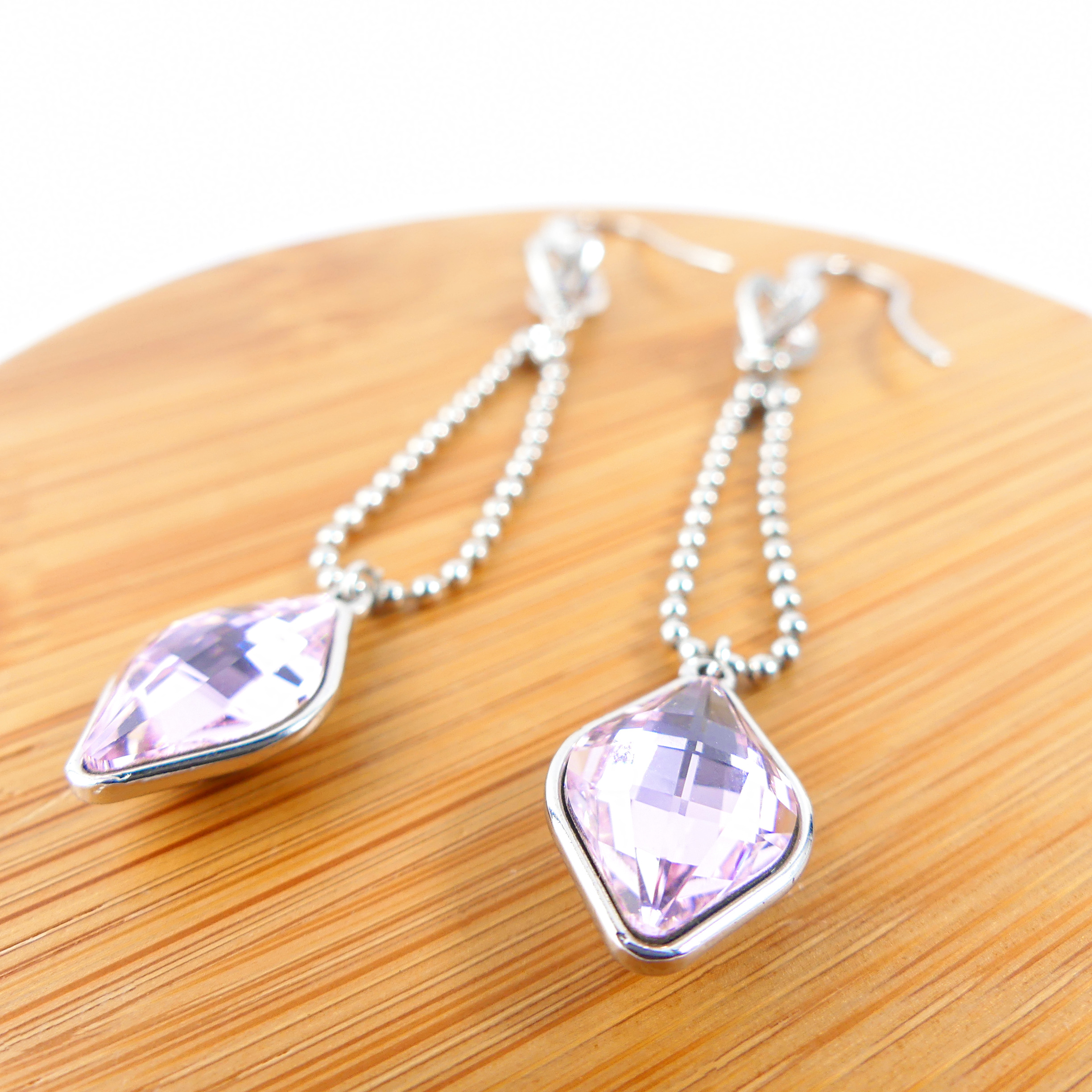 Boucles d'oreilles pendantes carré rose clair