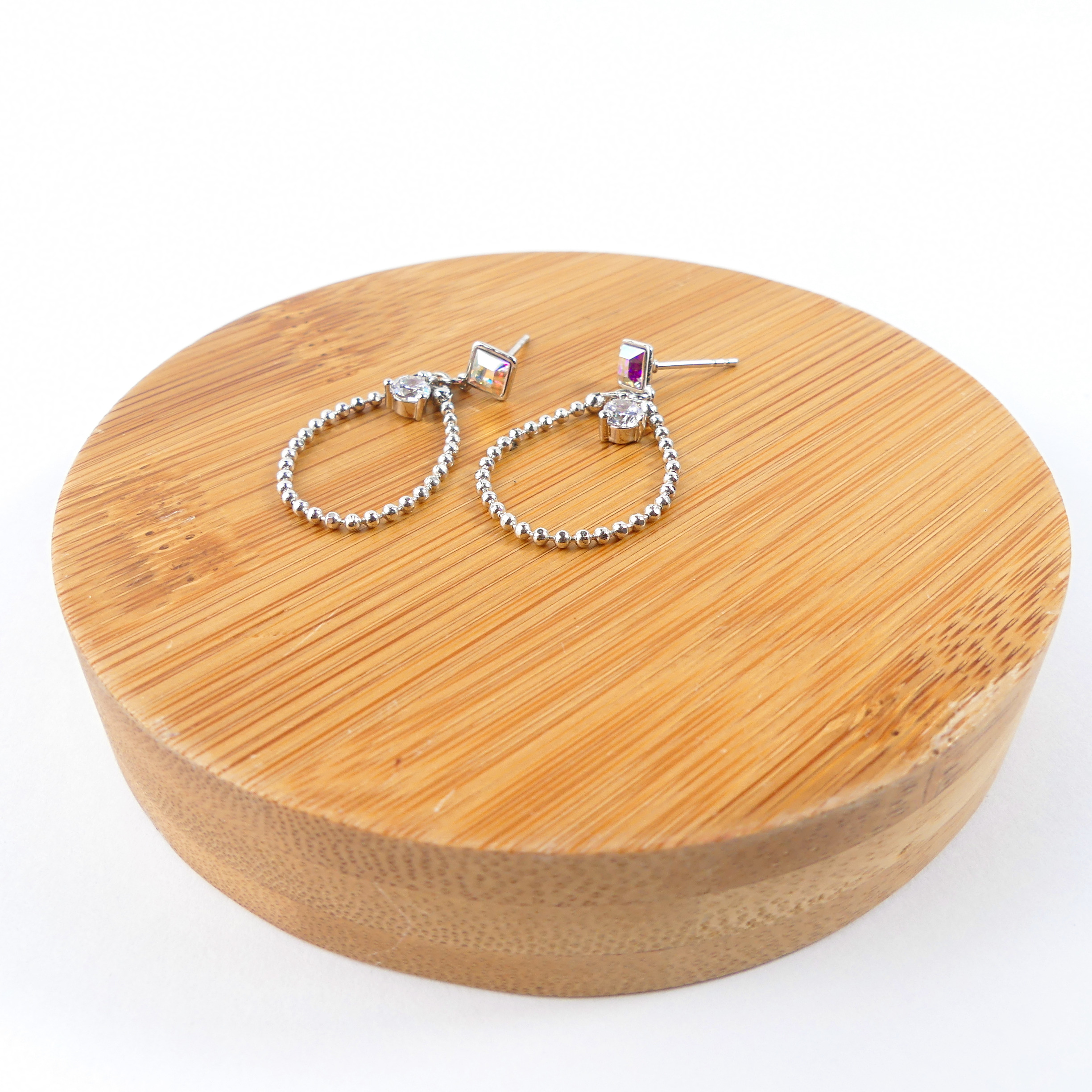 Boucle d'oreille petit carré blanc reflet