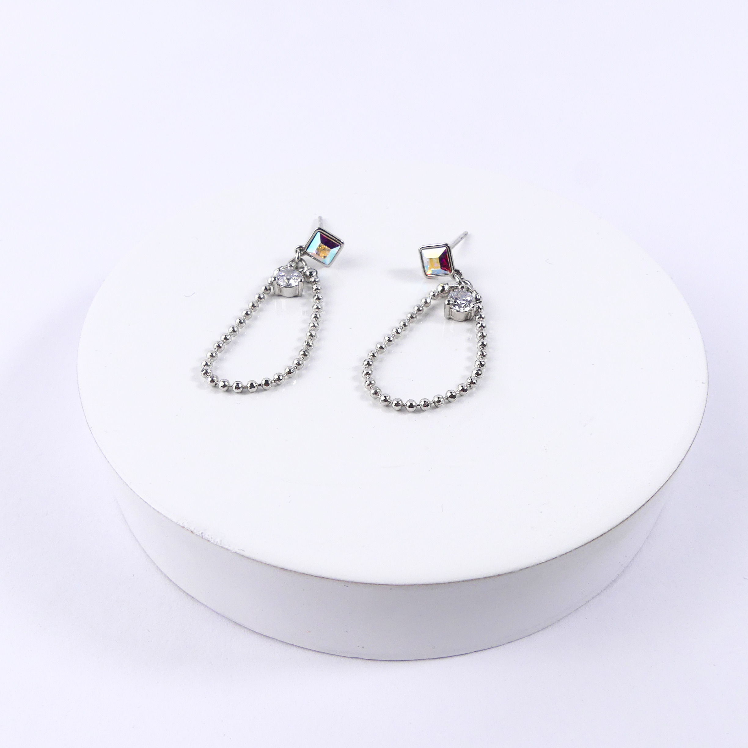 Boucle d'oreille petit carré blanc reflet