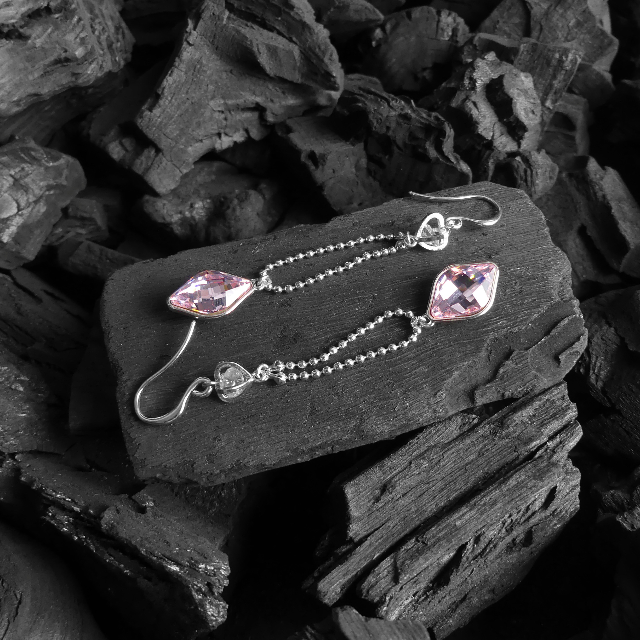 Boucles d'oreilles pendantes carré rose clair