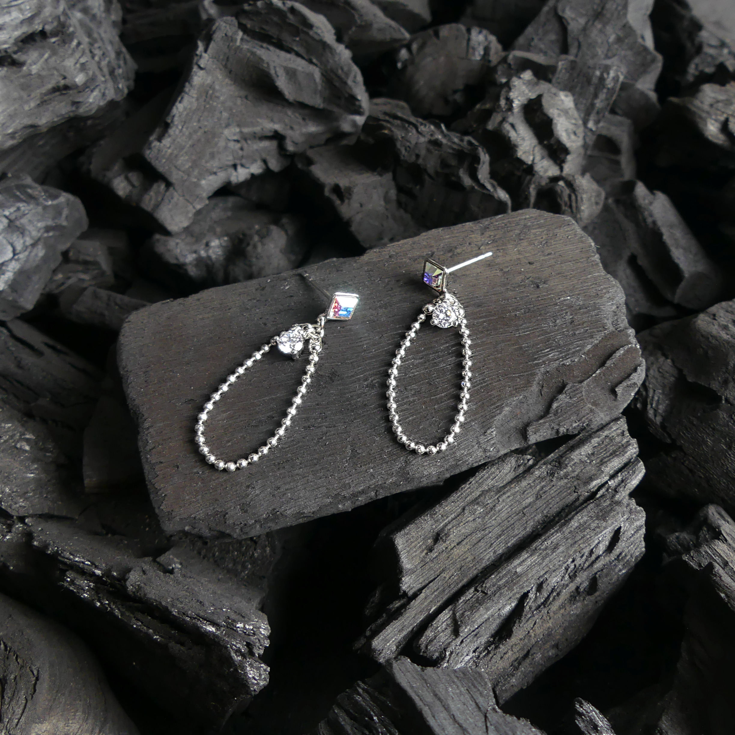 Boucle d'oreille petit carré blanc reflet