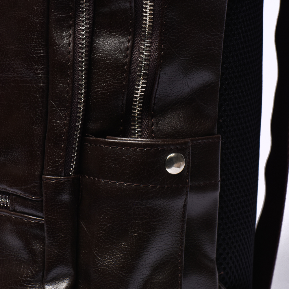 Sac à dos en cuir marron noirci