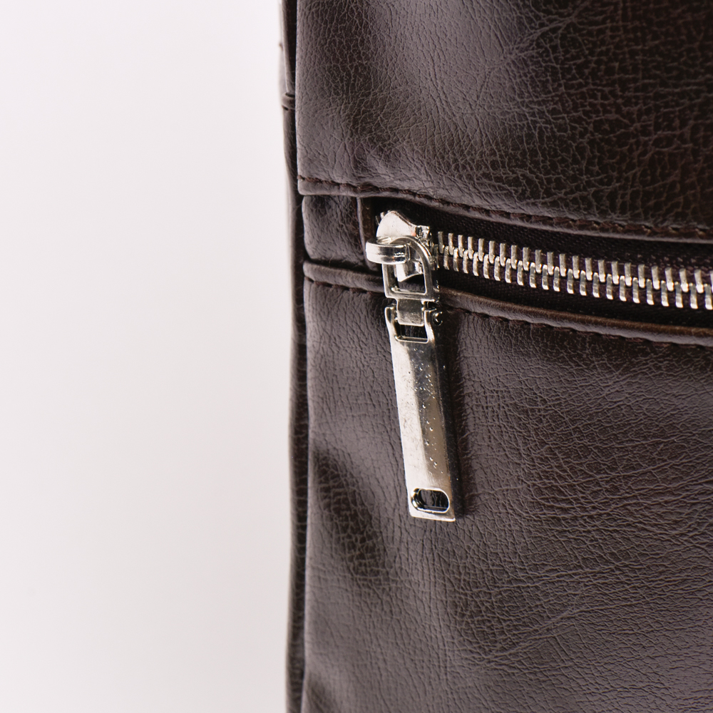 Sac à dos en cuir marron noirci