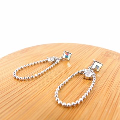 Boucle d'oreille petit carré blanc reflet