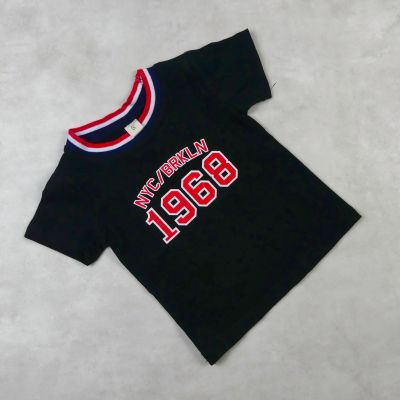 ENSEMBLE TRICOT NOIR MOTIF NYC/BRKLN 1968 AVEC SHORT MILITAIRE 