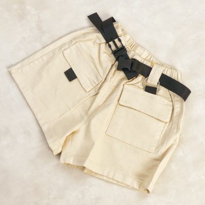 SHORT BEIGE AVEC CEINTURE NOIR 