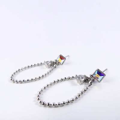 Boucle d'oreille petit carré blanc reflet