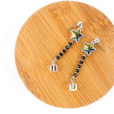 boucle d'oreille pendantes étoile verte reflet