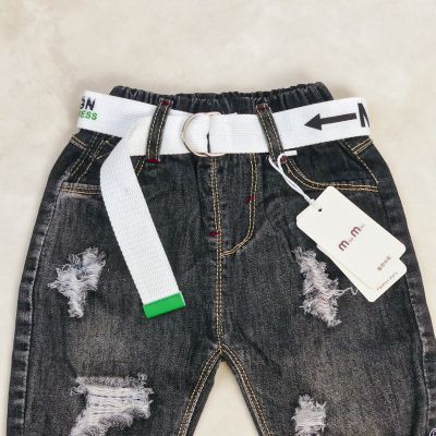 Pantacourt Jeans noir  avec Bordure a carreau Bleu et rouge