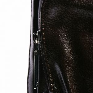 Sac à dos en cuir marron noirci avec multiples compartiments