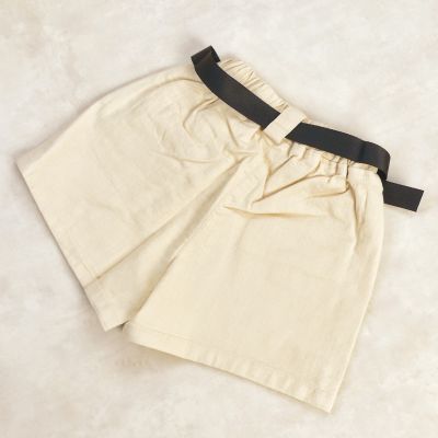 SHORT BEIGE AVEC CEINTURE NOIR 