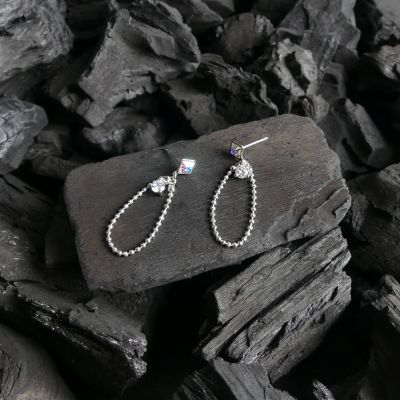 Boucle d'oreille petit carré blanc reflet